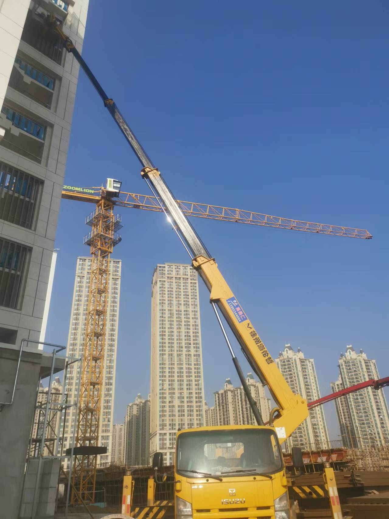 22米云梯車(chē)工地安裝樓層玻璃窗戶(hù)施工現(xiàn)場(chǎng)